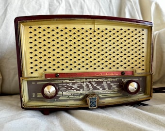 Small Vintage Radio / TSF Radiola from the 50s in Bordeaux Red