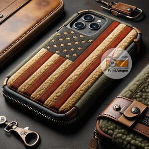 Könnte beinhalten: Eine Handyhülle mit dem Design der amerikanischen Flagge, mit roten und weißen Streifen und goldenen Sternen auf dunklem Grün. Die Hülle hat einen schwarzen Reißverschluss und goldfarbene Metallakzente. Weitere Lederaccessoires sind ebenfalls sichtbar.
