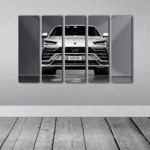Könnte beinhalten: Ein weißer Lamborghini Urus SUV mit einem schwarzen Kühlergrill und schwarzen Rädern. Das Auto steht vor einer grauen Wand und das Bild ist in fünf Abschnitte unterteilt.