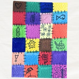 Può includere: Un colorato design patchwork con quadrati in tonalità di rosso, verde, blu, viola e giallo. Ogni quadrato presenta un'immagine disegnata a mano, tra cui un cuore, un pesce, un fiore e una farfalla. I quadrati sono cuciti insieme con filo nero.