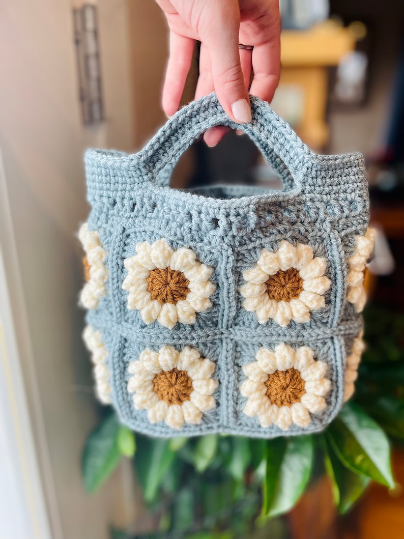 Patrón De Bolso Tote De Ganchillo Bolso De Flores Hinchadas De Ganchillo Patrón De Bolso Mini Daisy Patrón De Bolso De Ganchillo Floral Bolso Pequeño A Crochet Patrón imagen 4