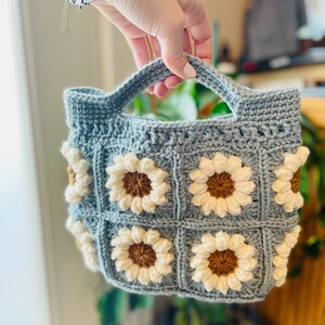 Patrón De Bolso Tote De Ganchillo Bolso De Flores Hinchadas De Ganchillo Patrón De Bolso Mini Daisy Patrón De Bolso De Ganchillo Floral Bolso Pequeño A Crochet Patrón imagen 8