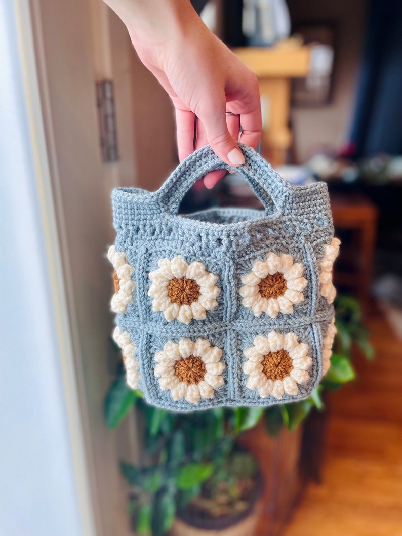 Patrón De Bolso Tote De Ganchillo Bolso De Flores Hinchadas De Ganchillo Patrón De Bolso Mini Daisy Patrón De Bolso De Ganchillo Floral Bolso Pequeño A Crochet Patrón imagen 9