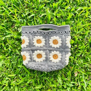 Patrón De Bolso Tote De Ganchillo Bolso De Flores Hinchadas De Ganchillo Patrón De Bolso Mini Daisy Patrón De Bolso De Ganchillo Floral Bolso Pequeño A Crochet Patrón imagen 2