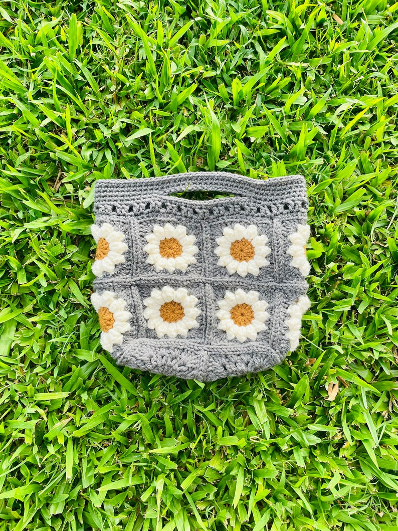 Patrón De Bolso Tote De Ganchillo Bolso De Flores Hinchadas De Ganchillo Patrón De Bolso Mini Daisy Patrón De Bolso De Ganchillo Floral Bolso Pequeño A Crochet Patrón imagen 2