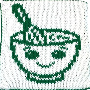 Puede incluir: Un salvamanteles cuadrado, tejido en blanco y verde. El diseño presenta un cuenco verde con una cara sonriente y una cuchara. Los bordes están ribeteados en verde. El salvamanteles está hecho de un material suave y texturizado.