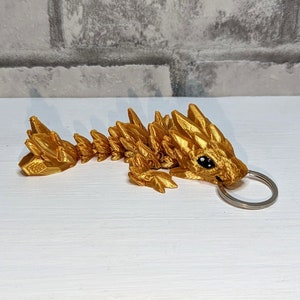 Babydrache Edelsteindrache als Taschenbaumler Schlüsselanhänger Talisman in Wunschfarbe bewegliches Fidget Desk Toy in 3D Druck