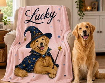 Könnte beinhalten: Eine weiche, hellrosa Fleecedecke mit dem Namen Lucky in schwarzer Schreibschrift. Die Decke zeigt einen Golden Retriever in einem dunkelblauen Zaubererhut und Umhang mit gelben Sternen und Monden, der einen Zauberstab mit Stern hält.