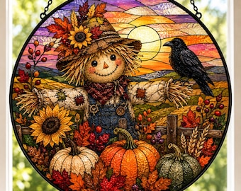Könnte beinhalten: Ein runder Buntglas-Sonnenfänger mit einer Vogelscheuche in Strohhut und Latzhose, einer schwarzen Krähe, Sonnenblumen, Kürbissen und Herbstblättern vor einem Sonnenuntergangshimmel, eingefasst in einen schwarzen Metallrahmen mit Kette.