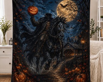 Könnte beinhalten: Eine rechteckige Fleecedecke mit einer dunklen, atmosphärischen Halloween-Szene. Eine kopflose Figur in einem schwarzen Umhang reitet auf einem schwarzen Pferd und hält einen leuchtenden orangefarbenen Kürbis. Der Hintergrund zeigt einen Vollmond.