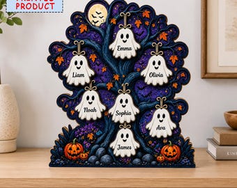Könnte beinhalten: Eine flache 2D-Halloween-Dekoration mit einem dunkelblauen Baum, orangefarbenen Herbstblättern, einem gelben Mond und Fledermäusen. Sieben weiße Geister-Ornamente hängen an den Ästen, personalisiert mit den Namen Emma, Liam, Olivia, Noah, Sophia, Ava und James. Zwei orangefarbene Kürbisse stehen am Fuß des Baumes.