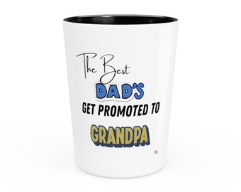 Saludos al abuelo: vaso de chupito personalizado con interior negro: los mejores papás son promocionados