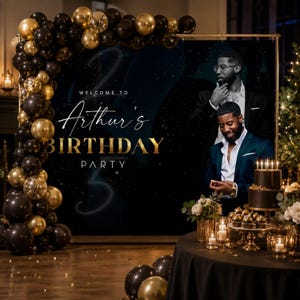 Op de afbeelding: Een verjaardagsfeest achtergrond met een grote boog van zwarte en gouden ballonnen, een donkerblauwe sterrenhemel achtergrond met de tekst 'WELCOME TO Arthur's BIRTHDAY PARTY' en een grote foto van een persoon in een pak rechts.
