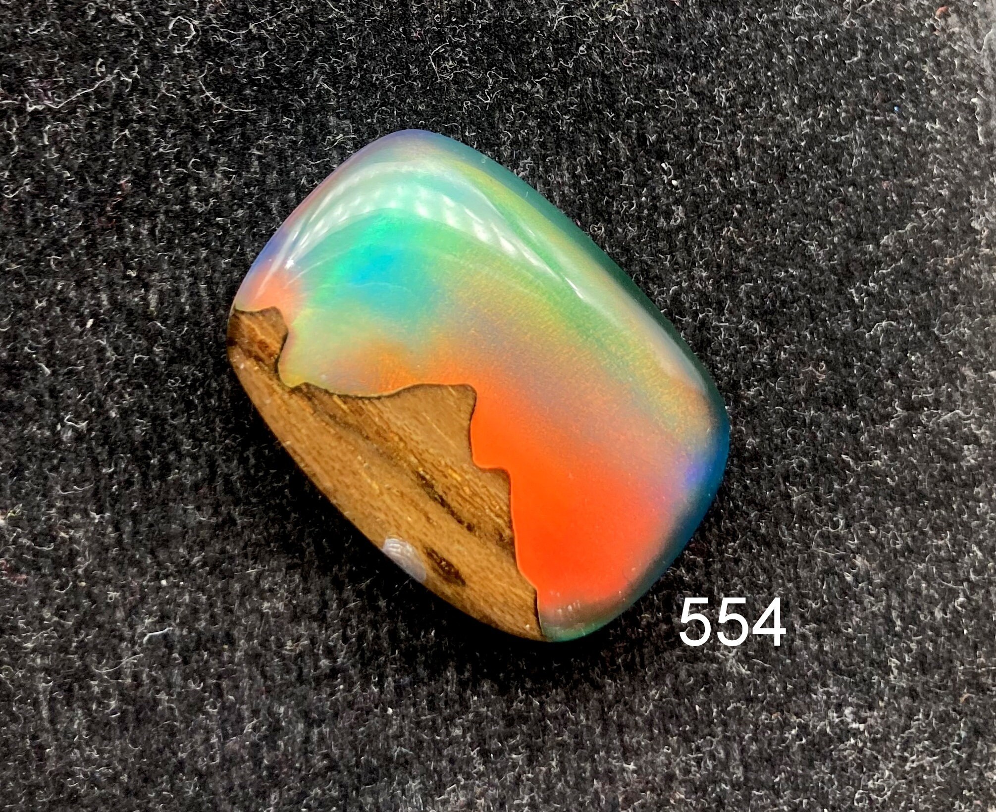 opale ovale avec un jeu de couleurs, taille cabochon