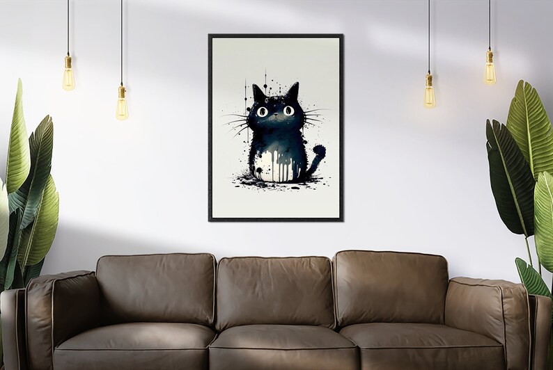 以下が含まれることがあります： 水彩画風の黒い猫で、白い模様があります。猫は頭を上げて座っており、目は大きく見開かれています。背景は薄いグレーで、黒い絵の具の飛沫が飛んでいます。
