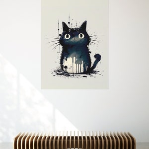 以下が含まれることがあります： 大きな目をした黒い猫が、水彩画のスタイルで、黒い塗料の飛沫で描かれています。猫は白い背景に座っています。