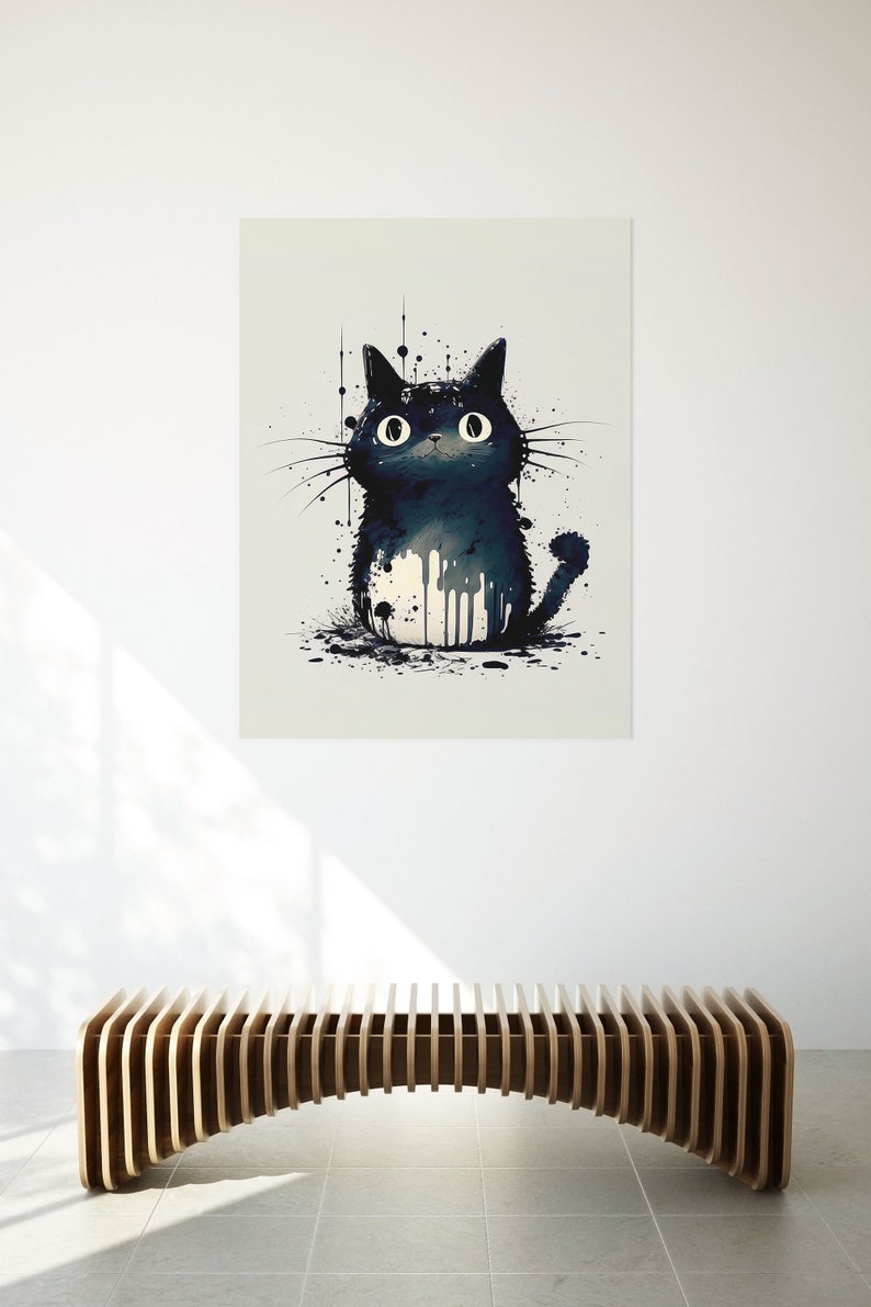 以下が含まれることがあります： 大きな目をした黒い猫が、水彩画のスタイルで、黒い塗料の飛沫で描かれています。猫は白い背景に座っています。