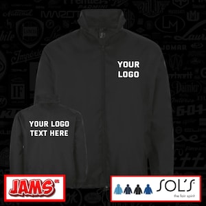 Peut inclure: Veste noire avec fermeture éclair et col montant. Le texte "YOUR LOGO" est imprimé sur le devant. Une version plus petite de la veste est affichée en dessous avec le texte "YOUR LOGO TEXT HERE". L'image comprend également les logos "JAMS" et "SOL'S".