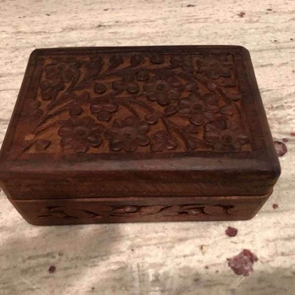 carved wood jewelry box / made in India / felt lining bottom & lid