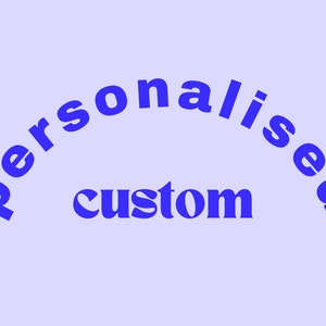 Può includere: Uno sfondo viola chiaro con la parola "personalised" in un carattere blu, grassetto e senza grazie, disposto in un arco ascendente, con la parola "custom" scritta sotto in un carattere blu, grassetto e con grazie.