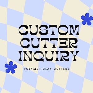Könnte beinhalten: Digitalgrafik mit dem Text "CUSTOM CUTTER INQUIRY" in fetter, schwarzer Schrift. Der Text ist auf einem hellblauen und cremefarbenen karierten Hintergrund zentriert, mit zwei blauen Blumenillustrationen. Darunter steht "POLYMER CLAY CUTTERS".