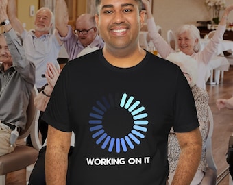 Funny Tech Humor Graphic Tee – Soft Cotton Working on it Shirt for Men – Sarcastic Aging Joke T-Shirt – Clever Gift Idea for Dad or Grandpa