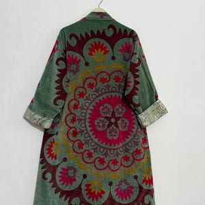 Giacca kimono in velluto stile boho, cappotto lungo Suzani ricamato, giacca lunga nera da festival, capospalla boho di tendenza, cappotto stile zingaro