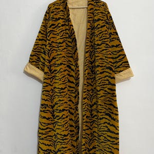 Omkeerbare kimono mosterd tijger | Ambachtelijke fluwelen kamerjas met tijgerprint en bohostofdoek
