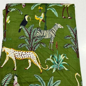 Tessuto di base verde di qualità superiore della collezione Wilderness con squisita stampa a blocchi con giungla e animali su cotone al 100%, venduto tagliato su misura
