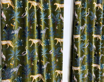 Grön sammetsgardin, djungeldjursmönster, boho draperier
