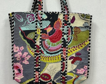 Handgefertigte gesteppte Baumwolltasche mit Blumenmuster: Große Reiseschultertasche