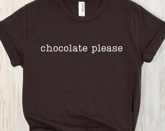 Peut inclure: Un t-shirt marron foncé avec le texte "chocolate please" imprimé en blanc sur le devant.