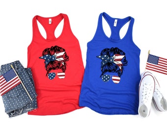 T-shirt débardeur Mom Bun USA, 4 juillet, lunettes de soleil drapeau américain, drapeau américain, fierté de l'Amérique, rouge, blanc et bleu