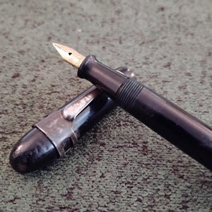 The Pick Pen co / 1920's hardrubberen vulpen met extra clip voor aftermarket / 14k Soft (MFS-3) Flex tot meer dan 2 mm