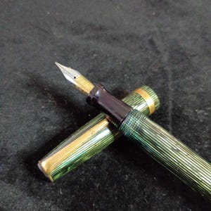 Jaren 30/40/ Groen gestreept/ Celluloid/ Knopenvuller