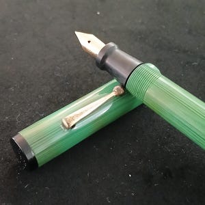 Oversized groene hardrubberen vintage vintage vulpen uit de jaren 1920 / MFS 4 Flex tot 1,8 mm /14K penpunt