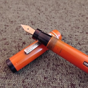 Morton (by Eclipse) oversized oranje hard rubber / jaren 1920 vintage vulpen / xl 14k penpunt - stuiterend massief superflex, bijna 3 mm!