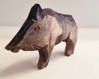 Sehr süßer Wildschwein Keiler aus Holz geschnitzt. Alles Handarbeit , kleine Figuren, Kuckucksuhr, Dekoration