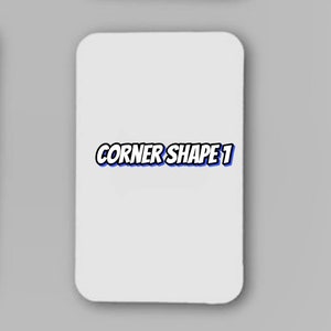 Pu&ograve; includere: Carta bianca con il testo "CORNER SHAPE 1" in lettere blu e bianche.