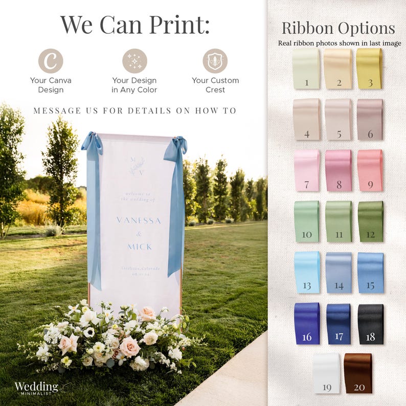 K&ouml;nnte beinhalten: Ein Hochzeitsschild mit den Namen "Vanessa & Mick" und blauen B&auml;ndern. Das Schild ist von Blumen und Gr&uuml;n umgeben. Das Bild zeigt auch Farboptionen f&uuml;r B&auml;nder und den Text "We Can Print:" und "Your Canva Design, Your Design in Any Color, Your Custom Crest."