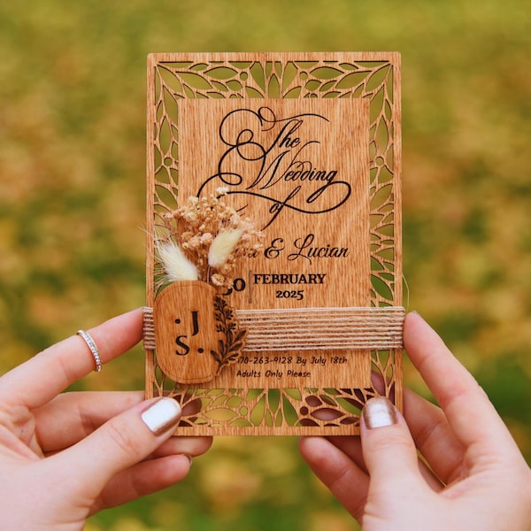 Bloemen houten bruiloft uitnodigingsset - rustieke lasergegraveerde berk, kraft envelop, gedroogde gipskruidbloemen