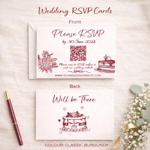 以下が含まれることがあります： バーガンディ色の結婚式用 RSVP カード。花とケーキのイラストが描かれています。表面には「Please RSVP by 30 June 2028」とQRコードとウェブサイトアドレスが記載されています。裏面にはケーキのデザインとともに「Will be There」と書かれています。色はクラシックバーガンディです。