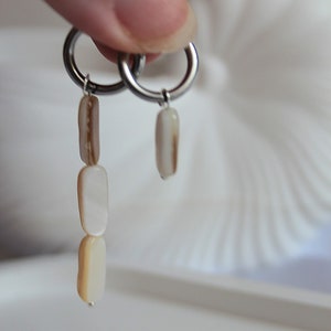 Mother of pearl earrings silver // long delicate hanging earrings with mother of pearl shell pendant // long elegant earrings in boho style // Hoop earrings with pearl