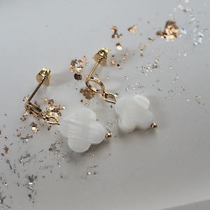 Piccoli orecchini a bottone in oro, orecchini boho placcati in oro con ciondolo a forma di fiore, orecchini a bottone con fiore a quattro foglie, piccoli orecchini pendenti con perle