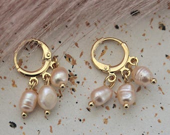 Gold pearl earrings, small delicate drop earrings, hoop earrings with freshwater pearls, romantic boho earrings. Boho bridal pearl earrings in rose gold.