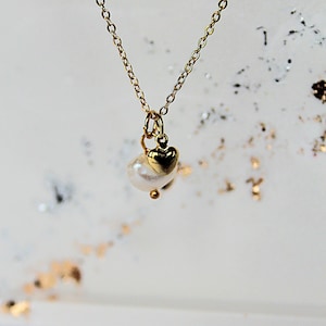 delicate heart and pearl necklace // fine golden chain with heart pendant // chain with freshwater pearl pendant // minimalist necklace