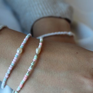 Pearl bracelets colorful pastel with natural freshwater pearl / thin bracelets with roncaille beads in classic boho style