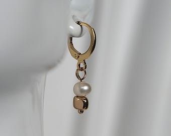 Hoop earrings with freshwater pearls, small gold pearl earrings made of stainless steel in classic boho style, delicate drop earrings