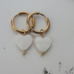 small golden heart earrings, hoop earrings with heart, boho earrings mother of pearl pendant, dainty romantic pearl earrings, gold hanging earrings