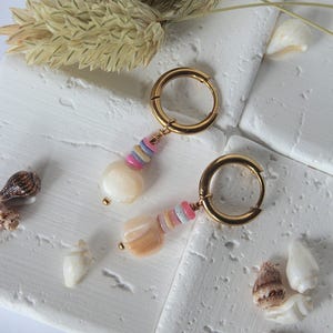 Colorful shell earrings made of natural materials, small golden hoop earrings with shell pendants, romantic dangling earrings with mother-of-pearl and gold